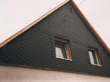 Fassadenverkleidung mit Faserzementplatten, als Wabendeckung